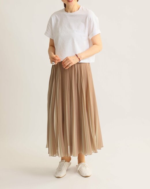 落ち感があるコンパクトなシルエットのスカートには、身幅があるトップスを。丈が短いものを選んで袖もロールアップすると、すっきりとした仕上がりに