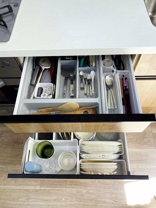 食器棚のカトラリー