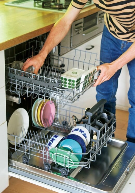 大容量の食洗機に食器を入れる様子