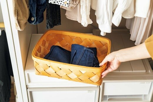 クローゼットのラックの上に置いたラタン調のカゴ