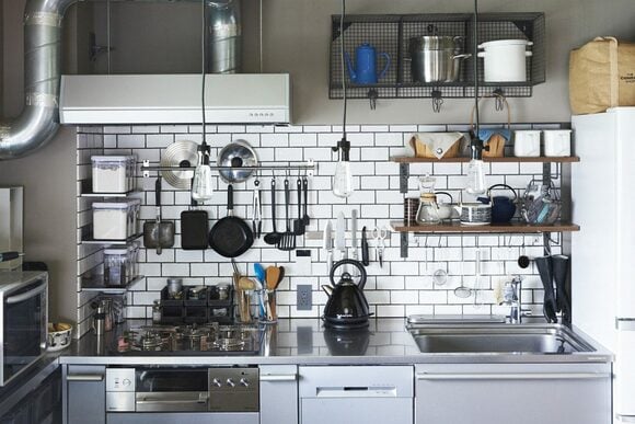 つり戸棚をつけずに「見せる収納」でセンスよく