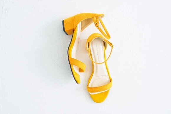 中性的なパンツコーデも肌見せサンダルで女らしさをアップ