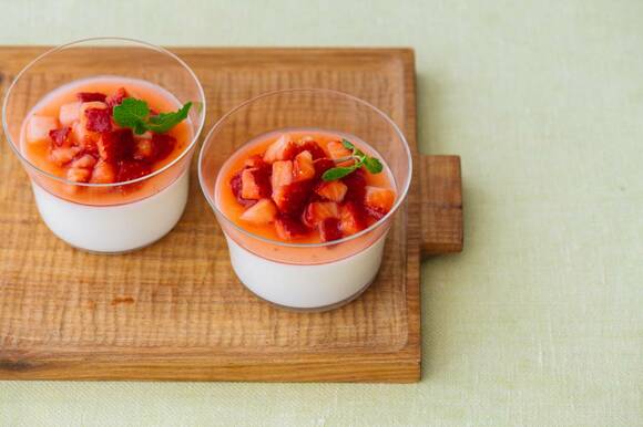 フレッシュイチゴソースの牛乳プリン