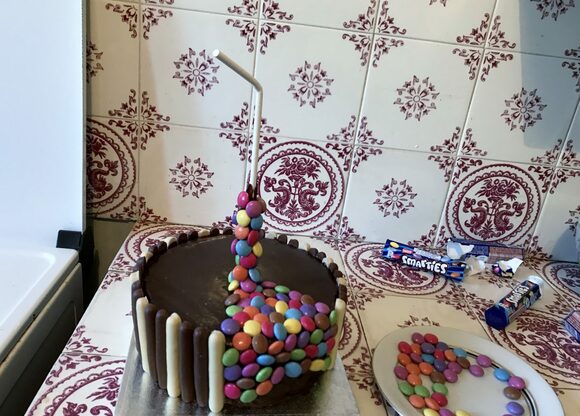 下から粒チョコを隙間なくはりつける