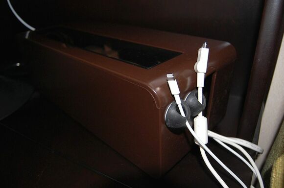 本来は充電ケーブルなどの先端をはさんでとめておくためのもの