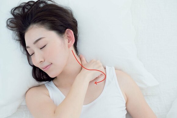 右手で首筋をもむ