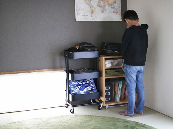 平日はリビングで宿題をして、次の⽇の時間割の準備を整えてから遊びに⾏ってます