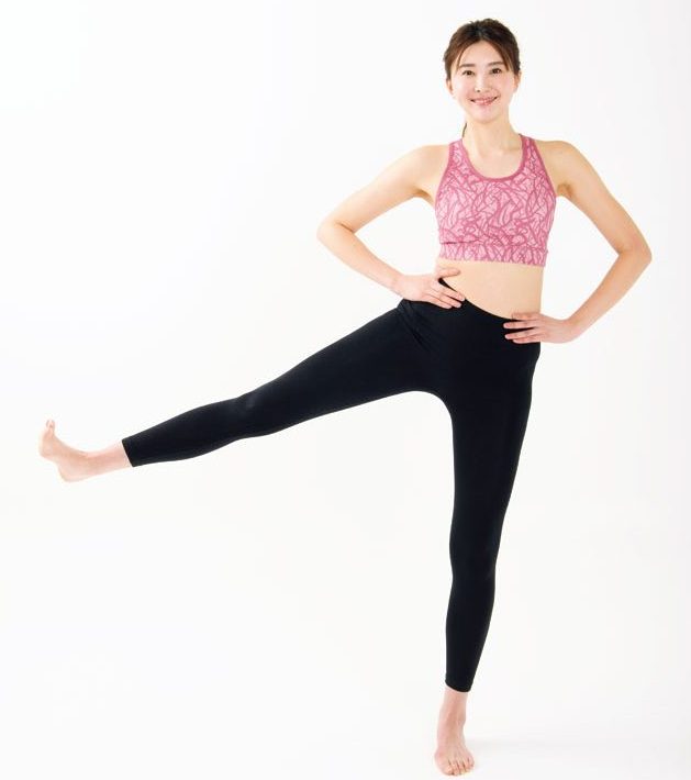 手は腰右脚を横にあげる