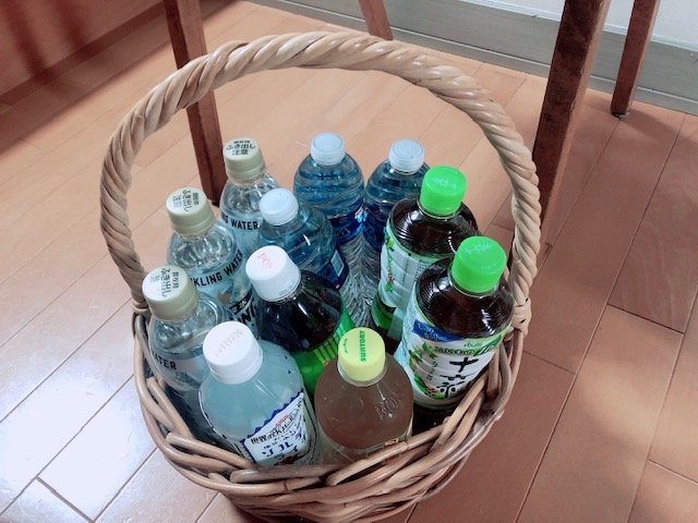 カゴにペットボトル
