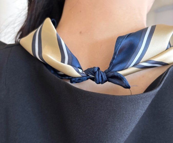 写真：スカーフ首元ゴールド2