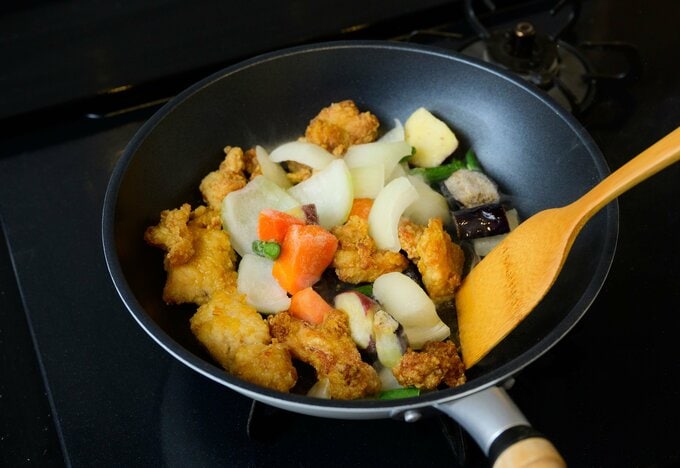 フライパンで鶏肉と野菜をいためている