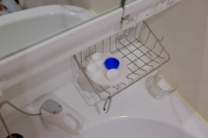 珪藻土コースターにコンタクトレンズを置いている様子