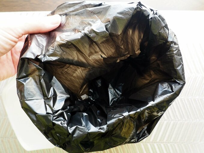 ゴミ袋を広げて取り付ける