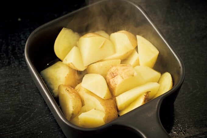 器に入った火の通ったジャガイモ