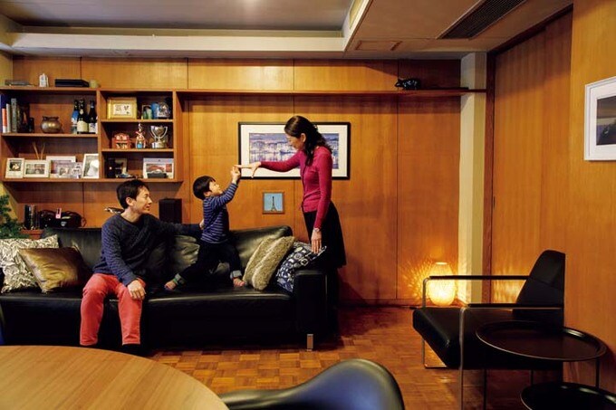 リビングでくつろぐ原田さん家族