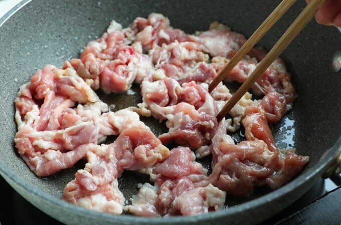 豚肉を炒める