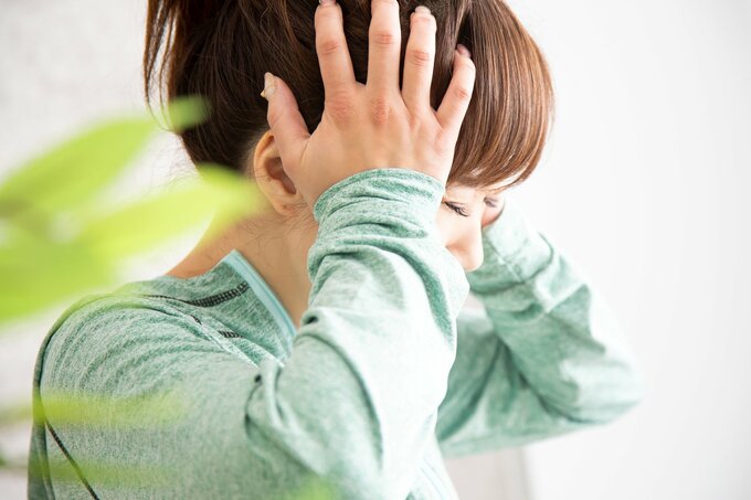 頭を抱える女性