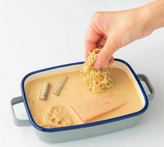 みそ床バットに切り干し大根を入れる様子