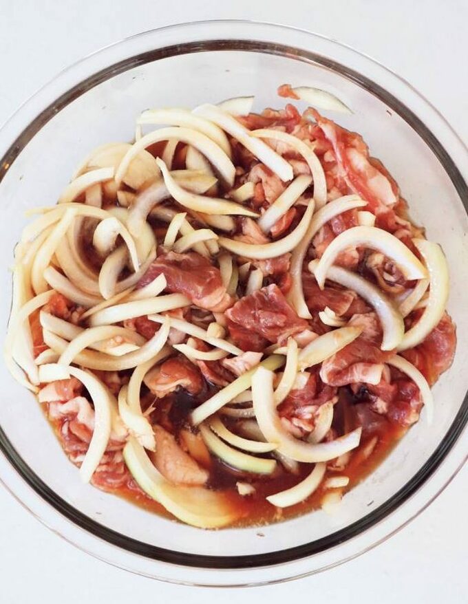 ボウルにタマネギと豚肉