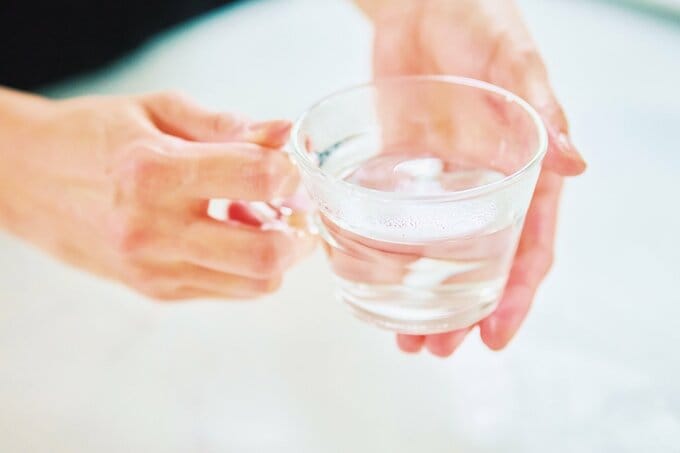 カップに入った白湯
