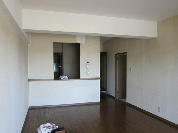 リノベ前のダイニングからキッチンを見たところ