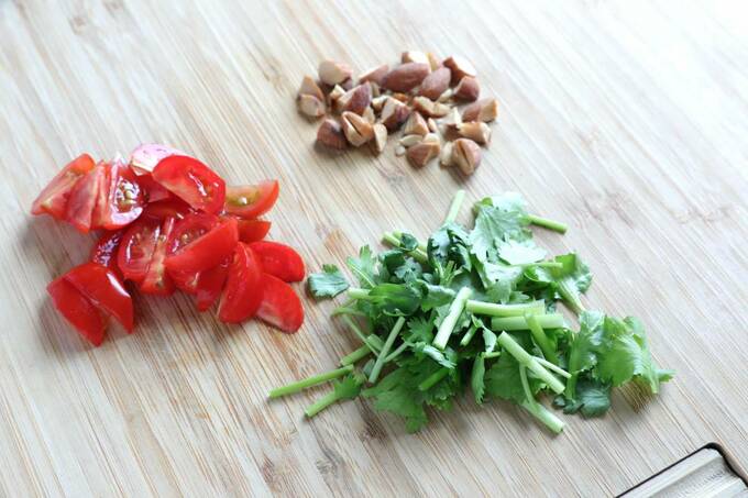 カットしたトマトナッツパクチー