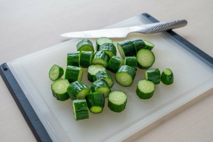 キュウリをカットする