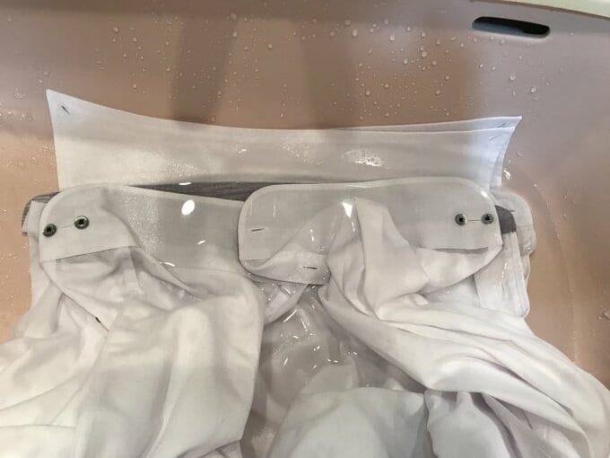 洗面ボウルにワイシャツ