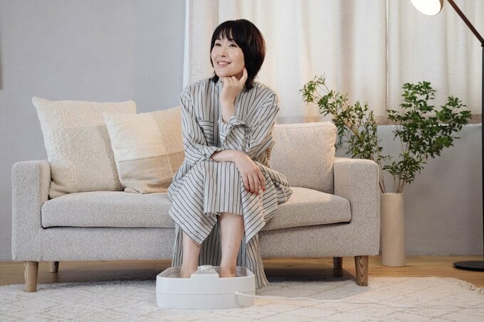 フットバスをする小林さん