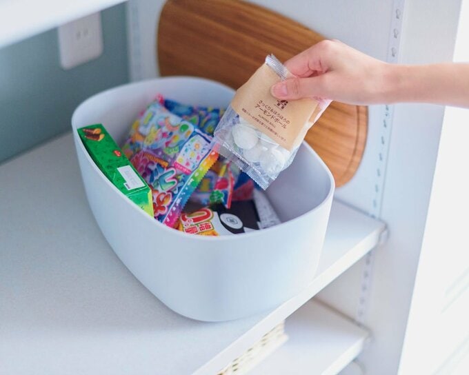 フタつき容器にお菓子を収納