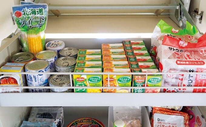 保存用食品がきれいに並んだパントリー