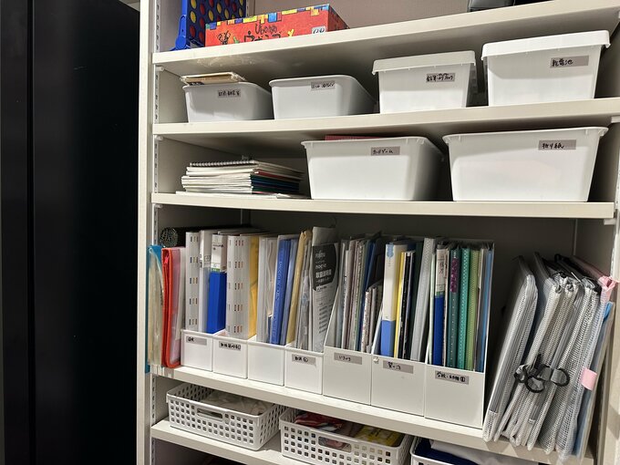 取扱説明書や文房具などを収納