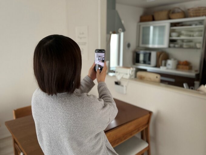 部屋の写真を撮るつうさん