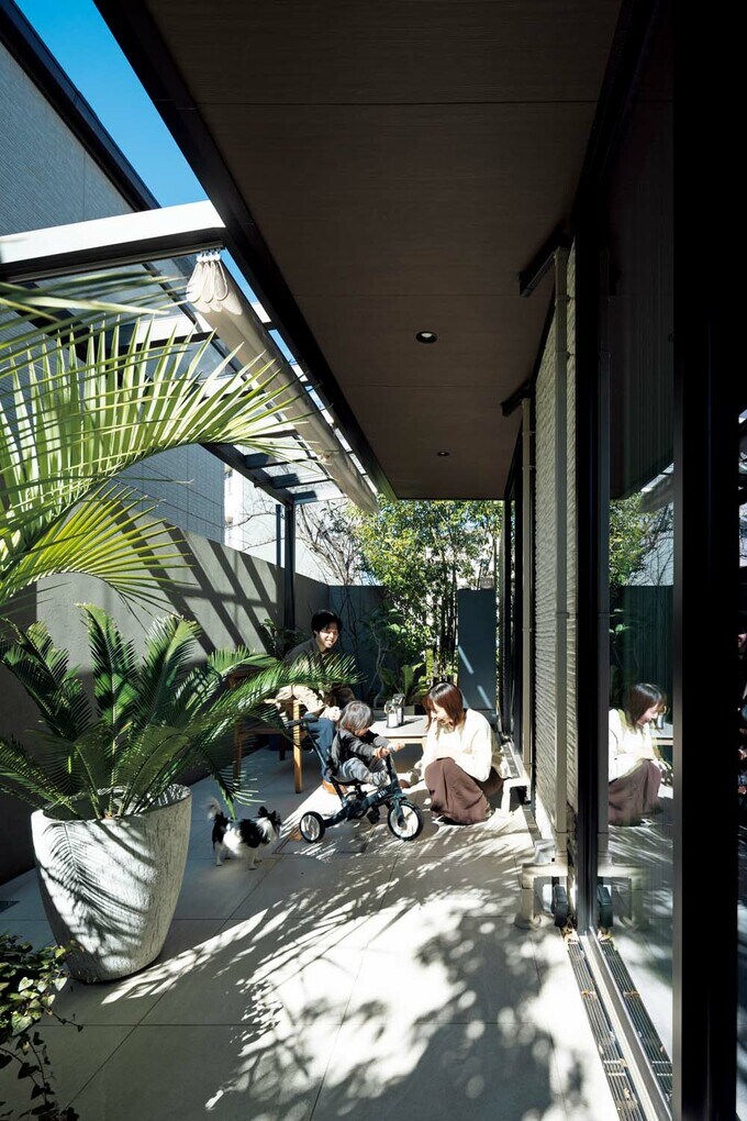 耐久性のあるセラミックタイルを貼ったテラス