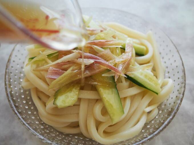 つゆをまわしかける