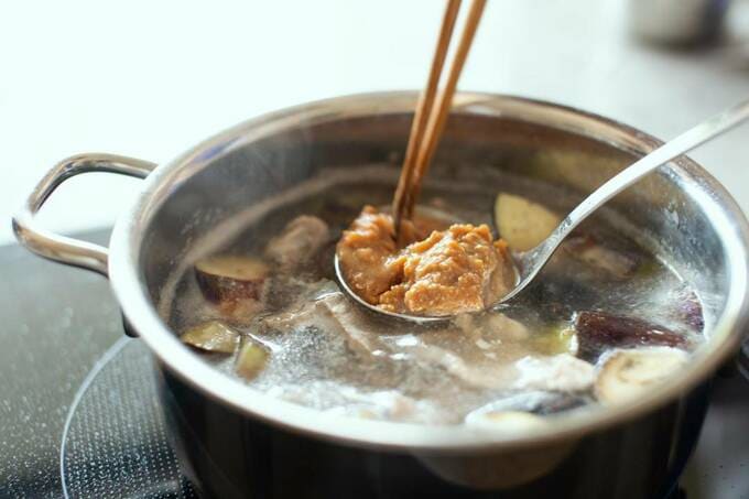 みそを溶いている様子