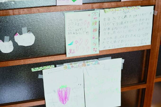 手紙などをはっている様子