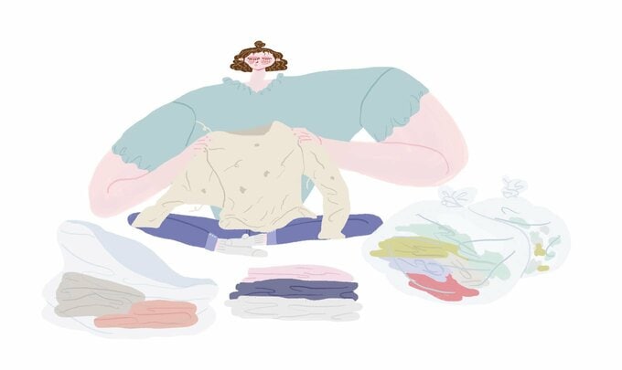 古いものを捨てる女性