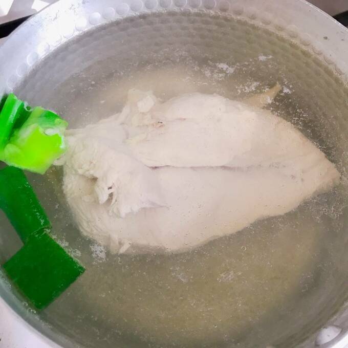 鶏肉をゆでている様子