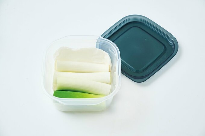 カットされた長ネギが保存容器に入っている様子