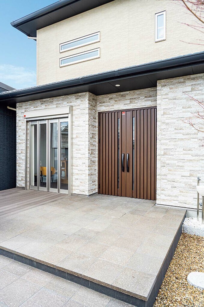 右側が住居用玄関で、左側が事務所