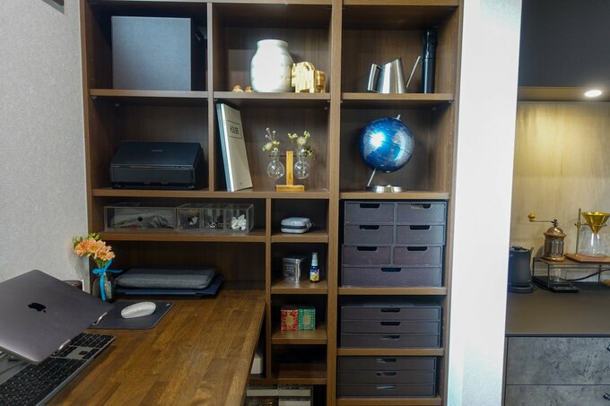 デスクと棚の様子