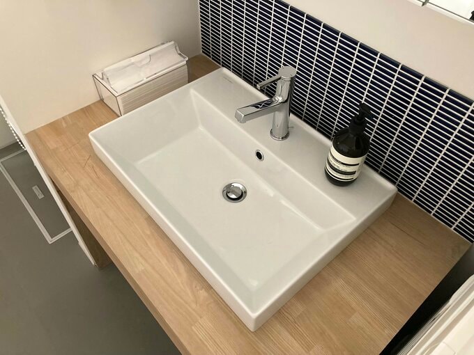 ボウル回りのティッシュや小物を置けるスペース