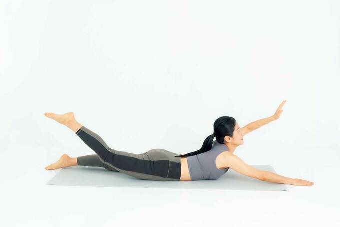 股関節ほぐしをする人