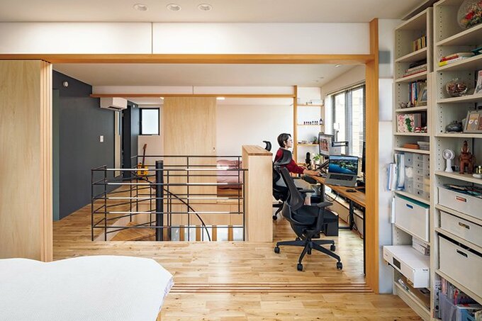 モニターやノートパソコンが並ぶ夫妻のワークスペース