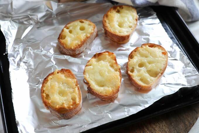 バゲットにチーズをのせてトースターで焼く