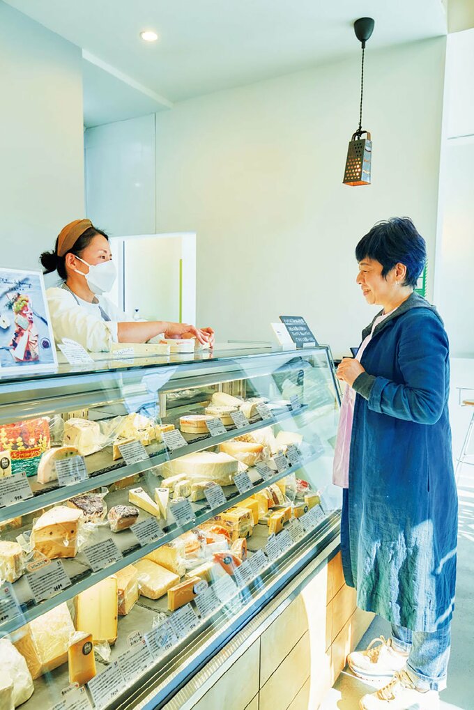 笑顔で話す女性二人