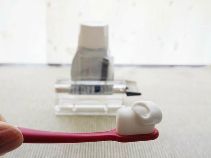 歯磨き粉チューブホルダー