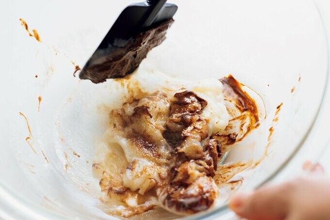 レンジで温めたもちを材料と一緒に混ぜる