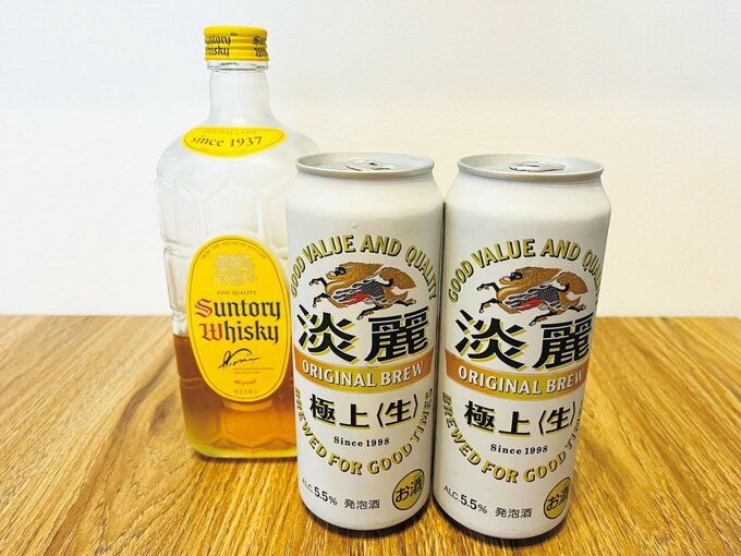 ウイスキーの瓶と缶ビール2本